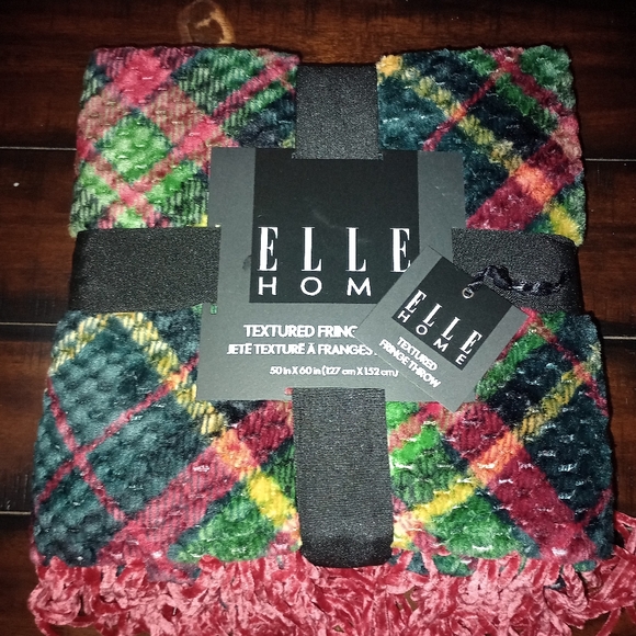 ELLE HOME textured faringe throw red and green.